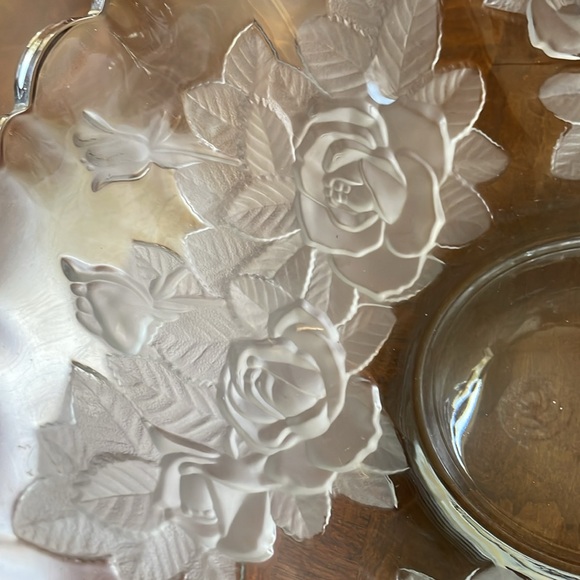 Mikasa Studio Nova Winter Rose serving reversed frosted cameo large bowl 12”x5” - Picture 4 of 9